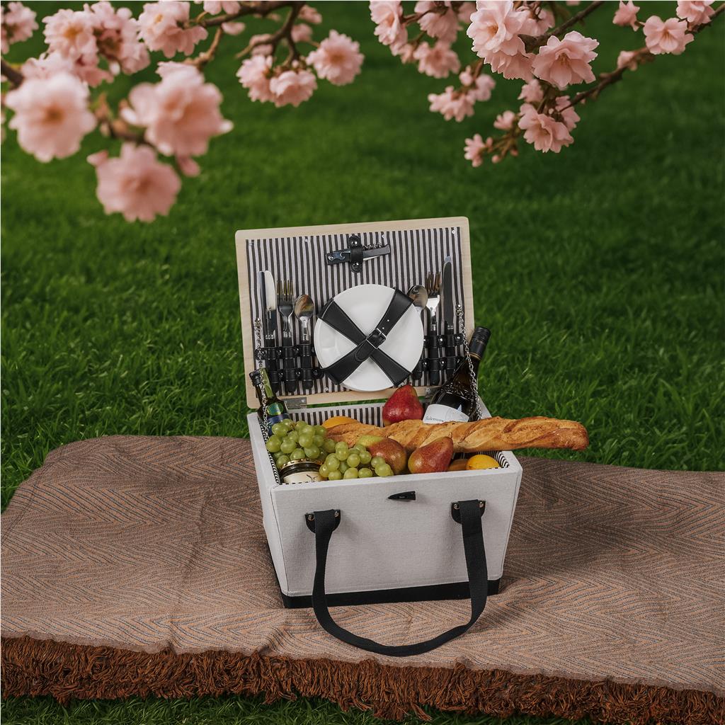 Serendipio Willow 4-Person Picnic Basket